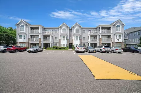 141 Clubhouse Cir #141, Melville, NY 11747