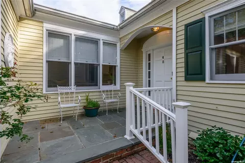 8 Robin Ct #8, Glen Cove, NY 11542
