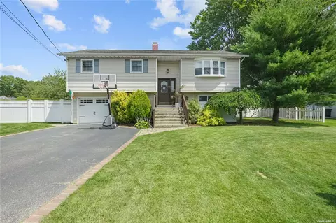 41 Hauser St, Bohemia, NY 11716