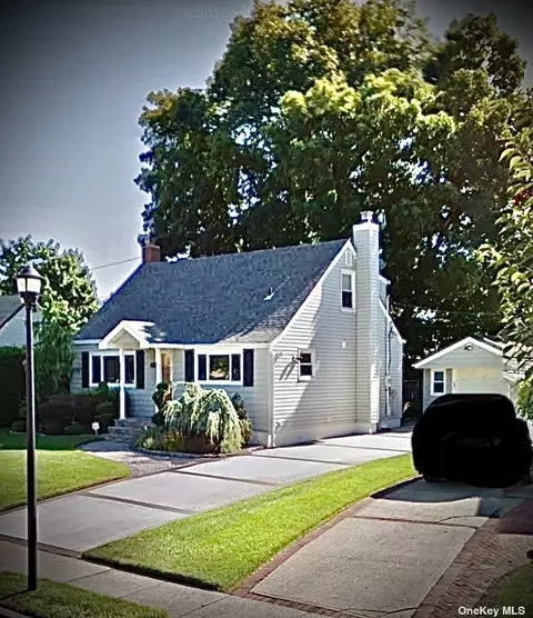 785 Woodside Dr, Wantagh, NY 11793
