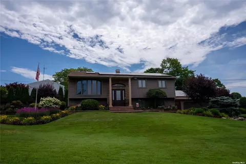 16 Vivian Ln, Lake Grove, NY 11755