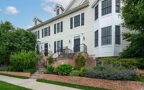12 Mariners Walk #12, Oyster Bay, NY 11771