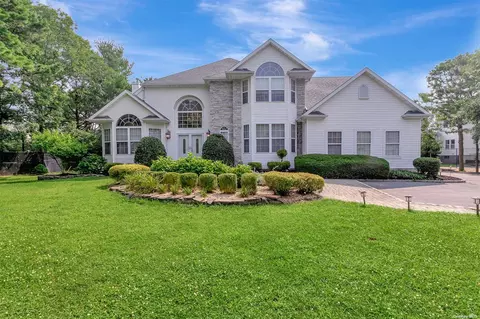 11 Varsity Blvd, East Setauket, NY 11733