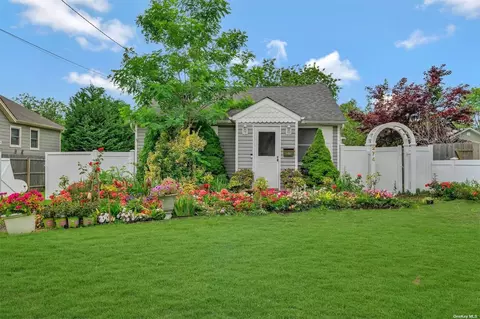 274 Cedar Ave, Patchogue, NY 11772