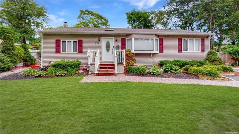 979 Old Medford Ave, Farmingville, NY 11738