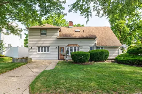 51 Downhill Ln, Wantagh, NY 11793