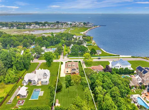 240 S Gillette Ave, Bayport, NY 11705