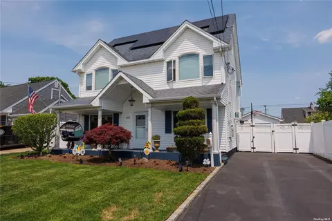 948 Mirabelle Ave, Westbury, NY 11590