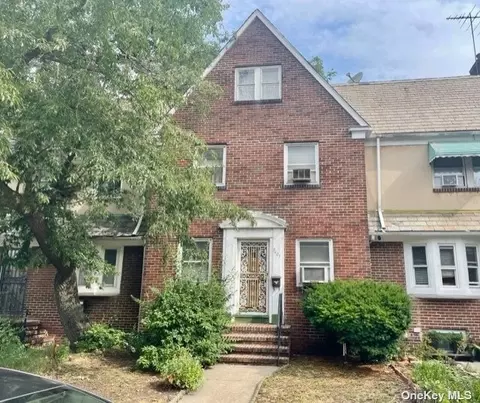 54-07 32 Ave, Woodside, NY 11377