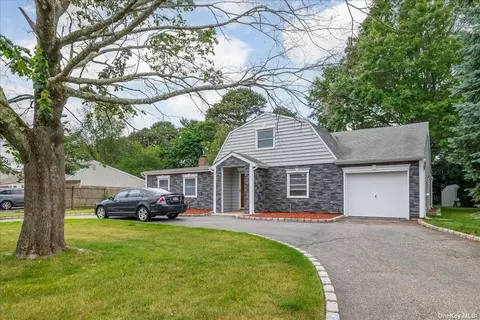 10 White Pine Way, Medford, NY 11763