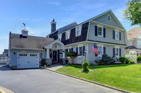 211 Sequams Ln, West Islip, NY 11795