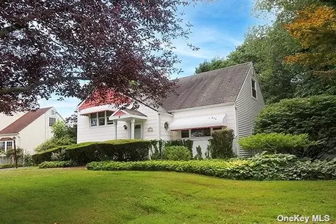 4 Peartree Ln, Huntington Station, NY 11746