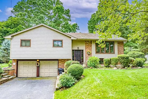 5 Chanticleer Ct, Huntington, NY 11743