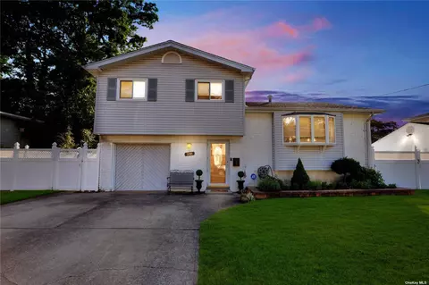 330 W 15th St, Deer Park, NY 11729