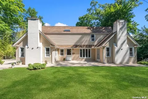 10 Weybridge Rd #A, Great Neck, NY 11023
