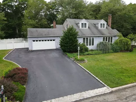 24 Cambridge Dr, Smithtown, NY 11787