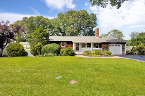 19 Rowan St, Smithtown, NY 11787