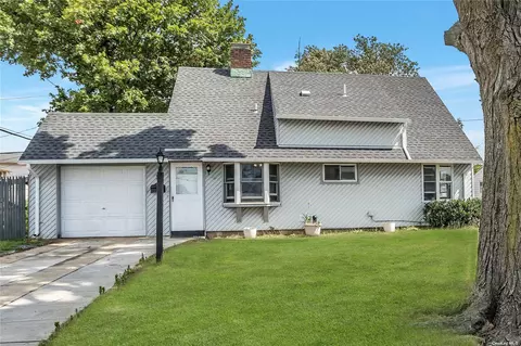 5 Winter Ln, Hicksville, NY 11801