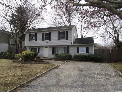 15 Huron St, Port Jefferson Station, NY 11776