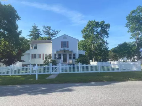 806 Peconic St, Ronkonkoma, NY 11779