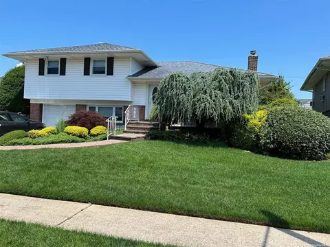 7 Shelly Ln, Bethpage, NY 11714
