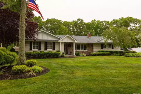 27 Woodhollow Rd, Great River, NY 11739