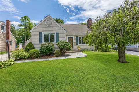 38 Chestnut St, Huntington, NY 11743