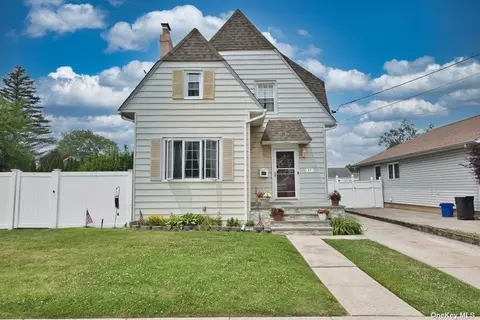 17 S Emerson Ave, Amity Harbor, NY 11701