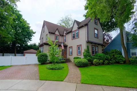 81 Jackson Ave, Rockville Centre, NY 11570