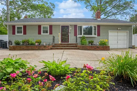 113 Smith Ave, Holbrook, NY 11741
