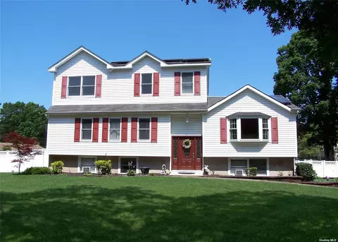 2 Carriage Ln, Centereach, NY 11720