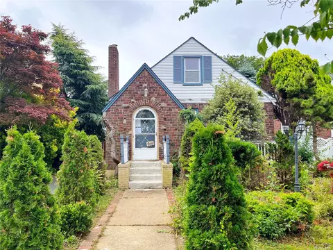 40 School St, Malverne, NY 11565