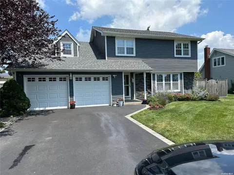 333 Kimberly Pl, West Islip, NY 11795