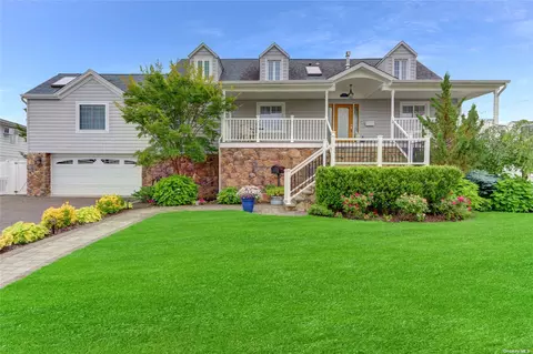 353 Wilson Pl, Lindenhurst, NY 11757