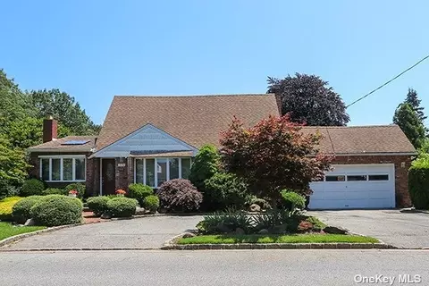 370 Carle Rd, Westbury, NY 11590