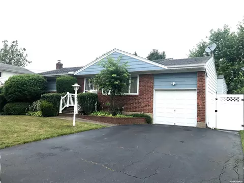 299 Linden St, Massapequa Park, NY 11762