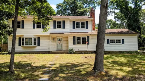 11 Atlantic St, Brookhaven, NY 11719