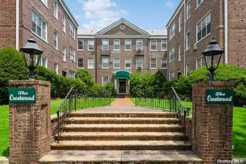 1 Meadow Dr #3A, Woodmere, NY 11598