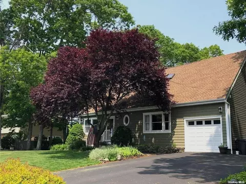 27 Oaktree Dr, East Moriches, NY 11940