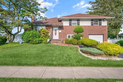 3 Vinton St, Massapequa, NY 11758