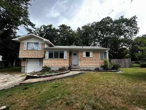 25 Grady Ln, Coram, NY 11727