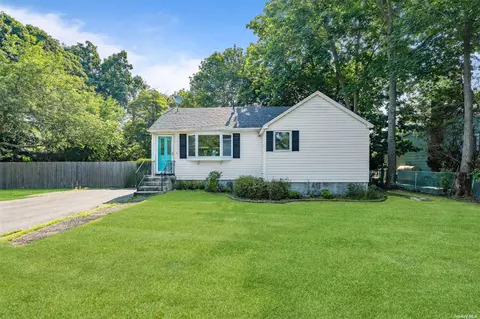 103 Maywood Dr, Mastic Beach, NY 11951