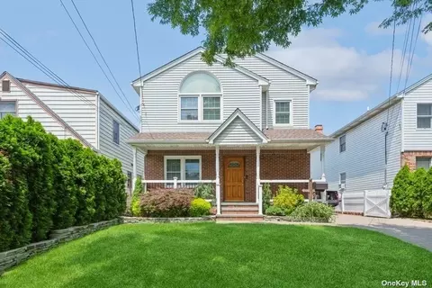 69 Vandewater Ave, Floral Park, NY 11001