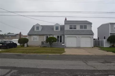 30 E Hampton Rd, Lindenhurst, NY 11757
