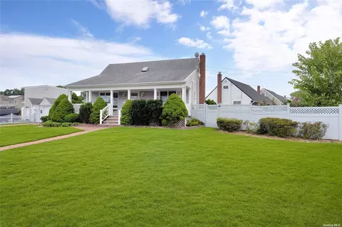 10 Roberts St, Farmingdale, NY 11735