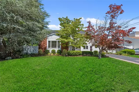 7 Ketridge St, West Babylon, NY 11704