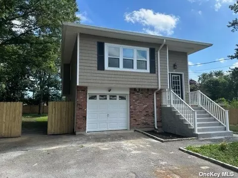 32 Middle Island Ave, Medford, NY 11763