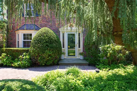 28 Stonehenge Rd, Manhasset, NY 11030