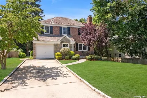 22 Homewood Dr, Manhasset, NY 11030