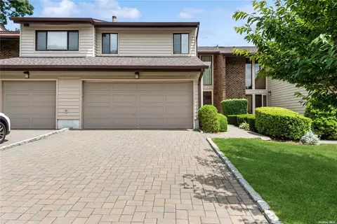 8 Maple Run Dr #8, Jericho, NY 11753